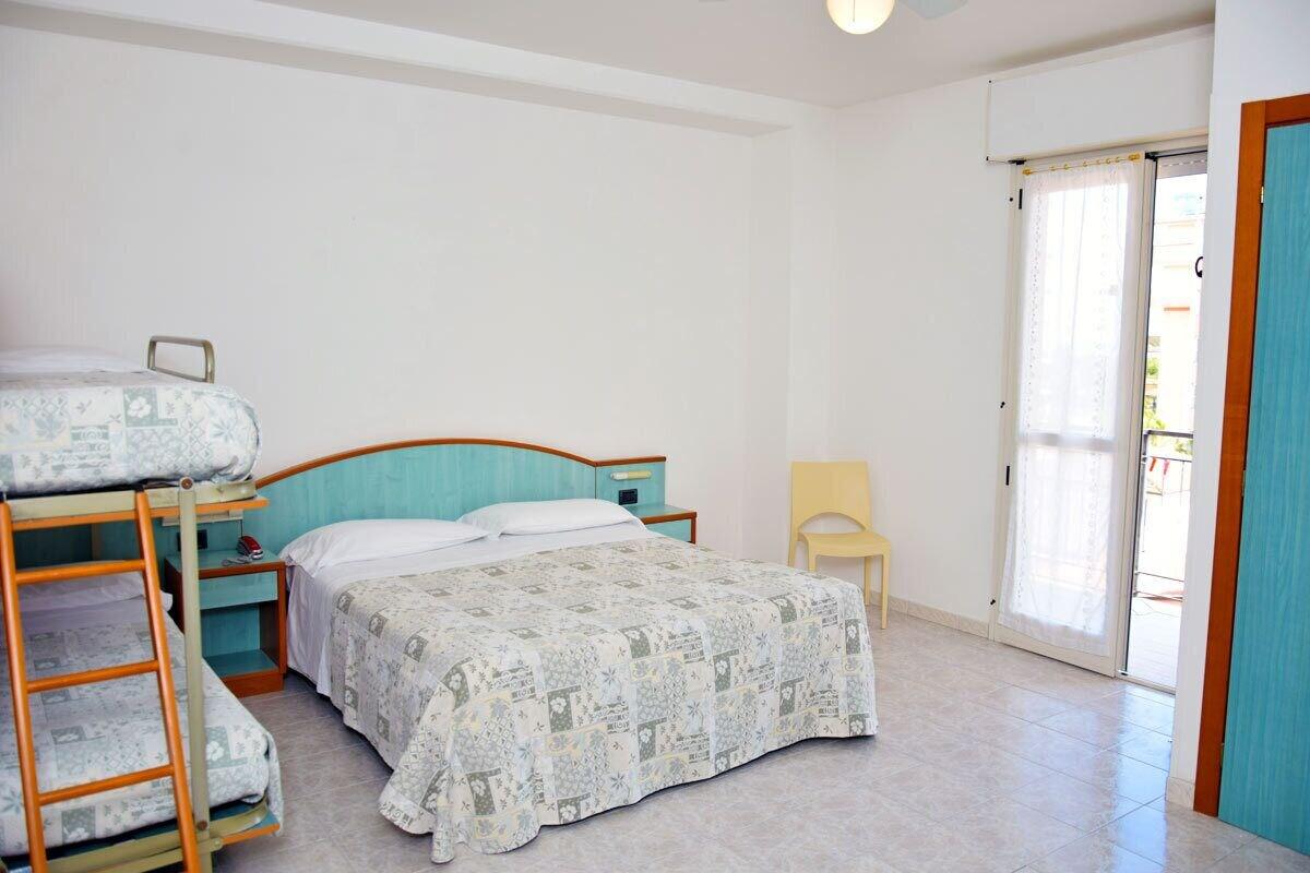Hotel Astor อัลบา อาดริอาติกา ภายนอก รูปภาพ